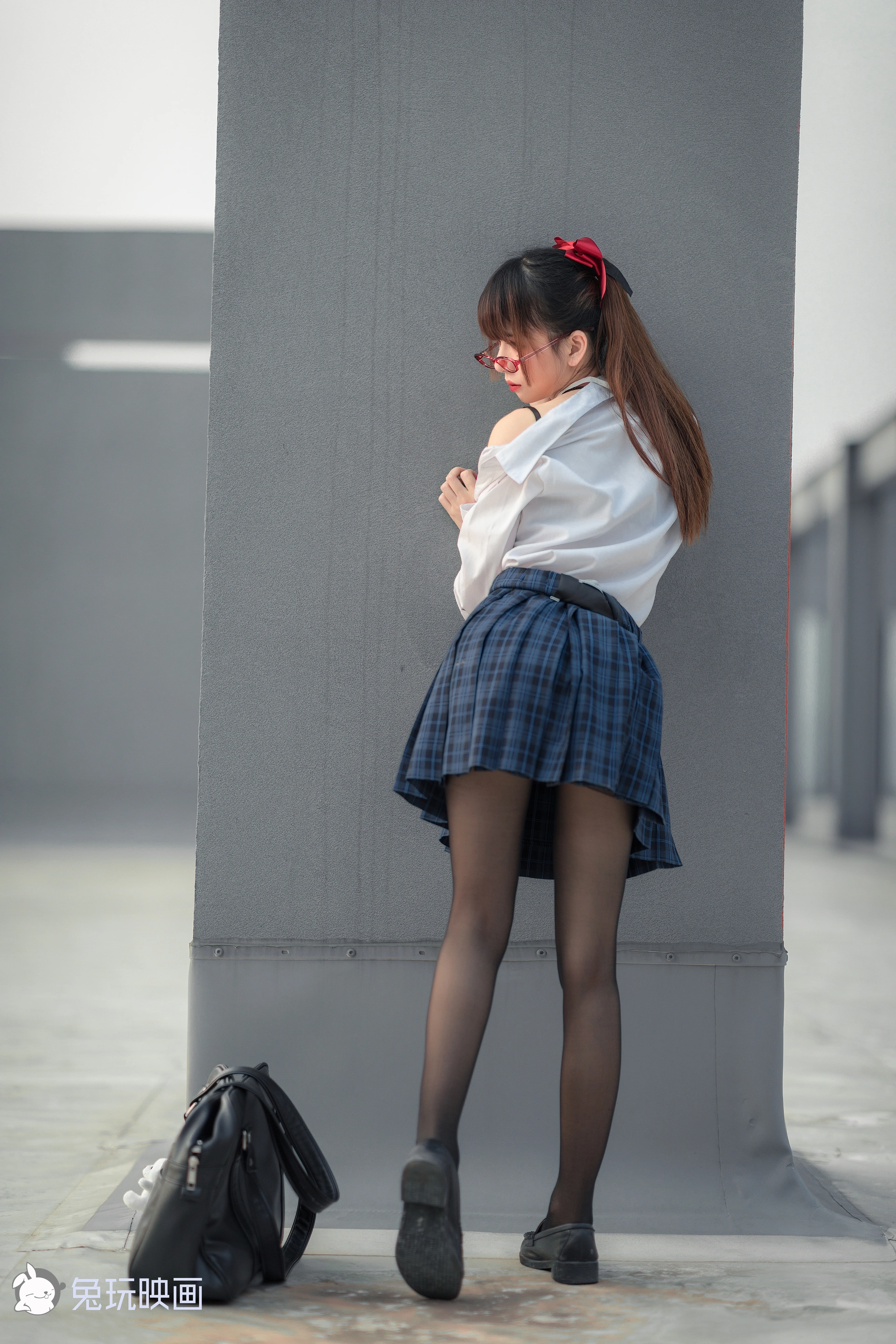C08.001 被束缚的少女 [44P-584MB]