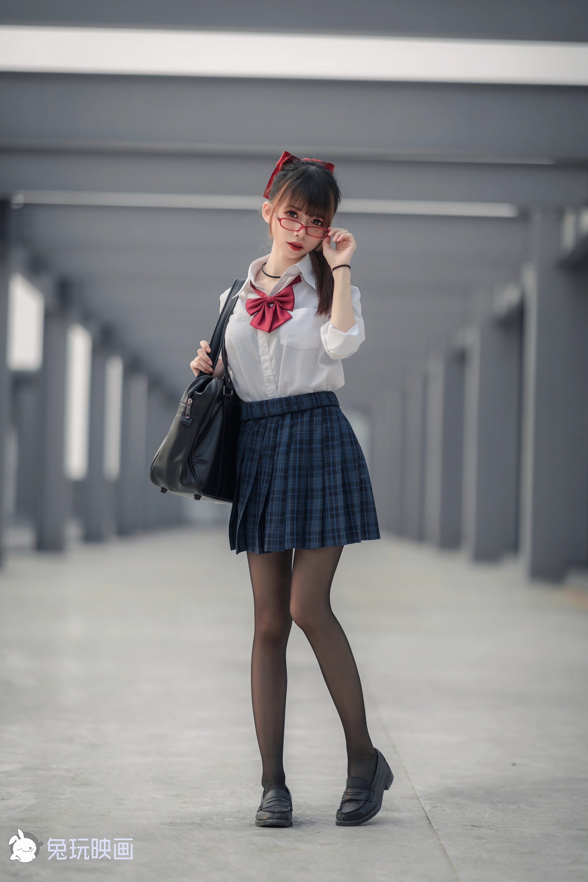 C08.001 被束缚的少女 [44P-584MB]