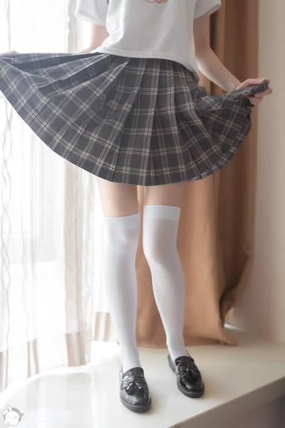 D57.003 格子裙和丝袜 [40P-73MB]