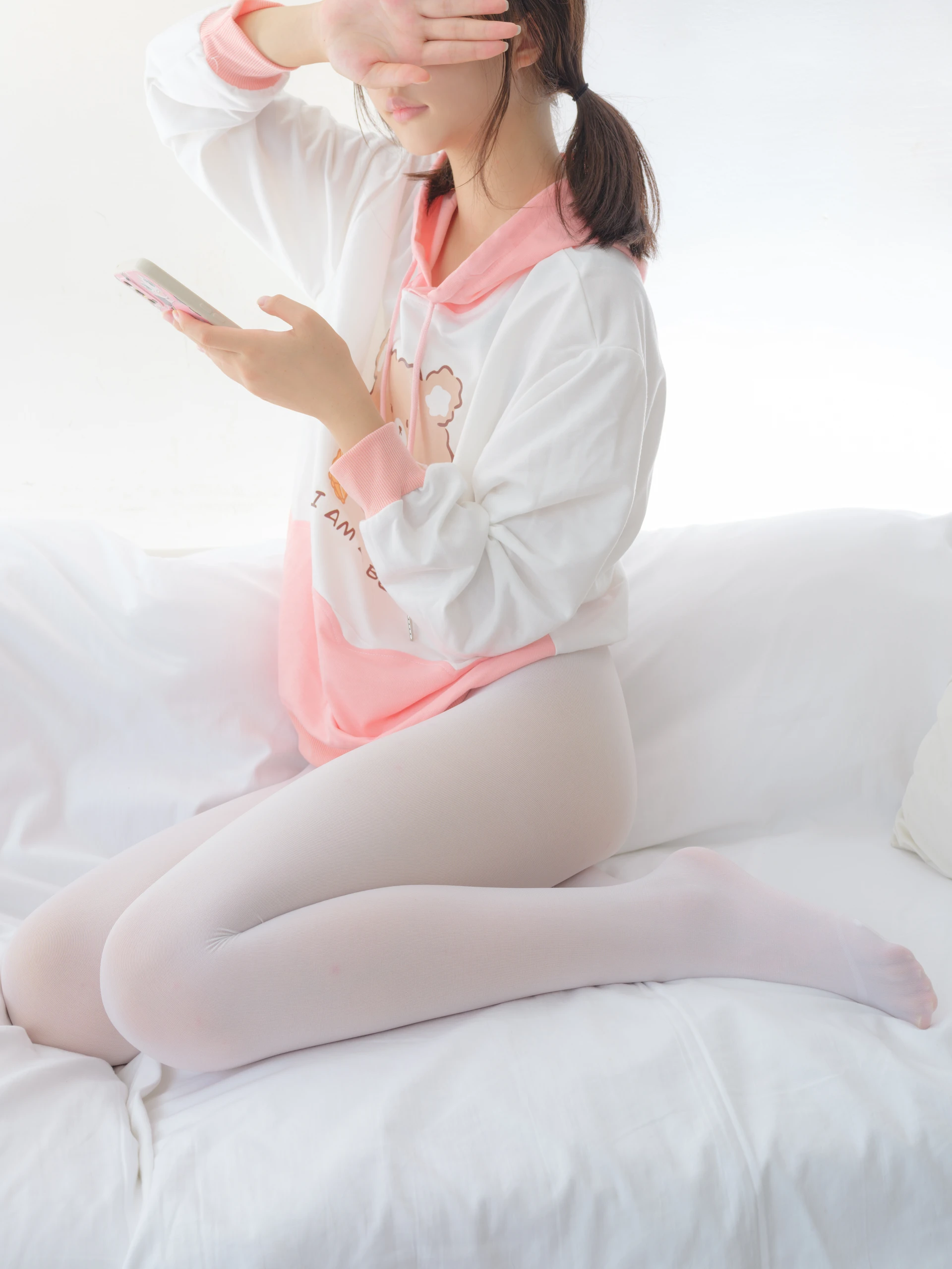 森萝财团 雨云-02E 4K 双马尾白丝连帽衫 [144P1V-8.71GB]