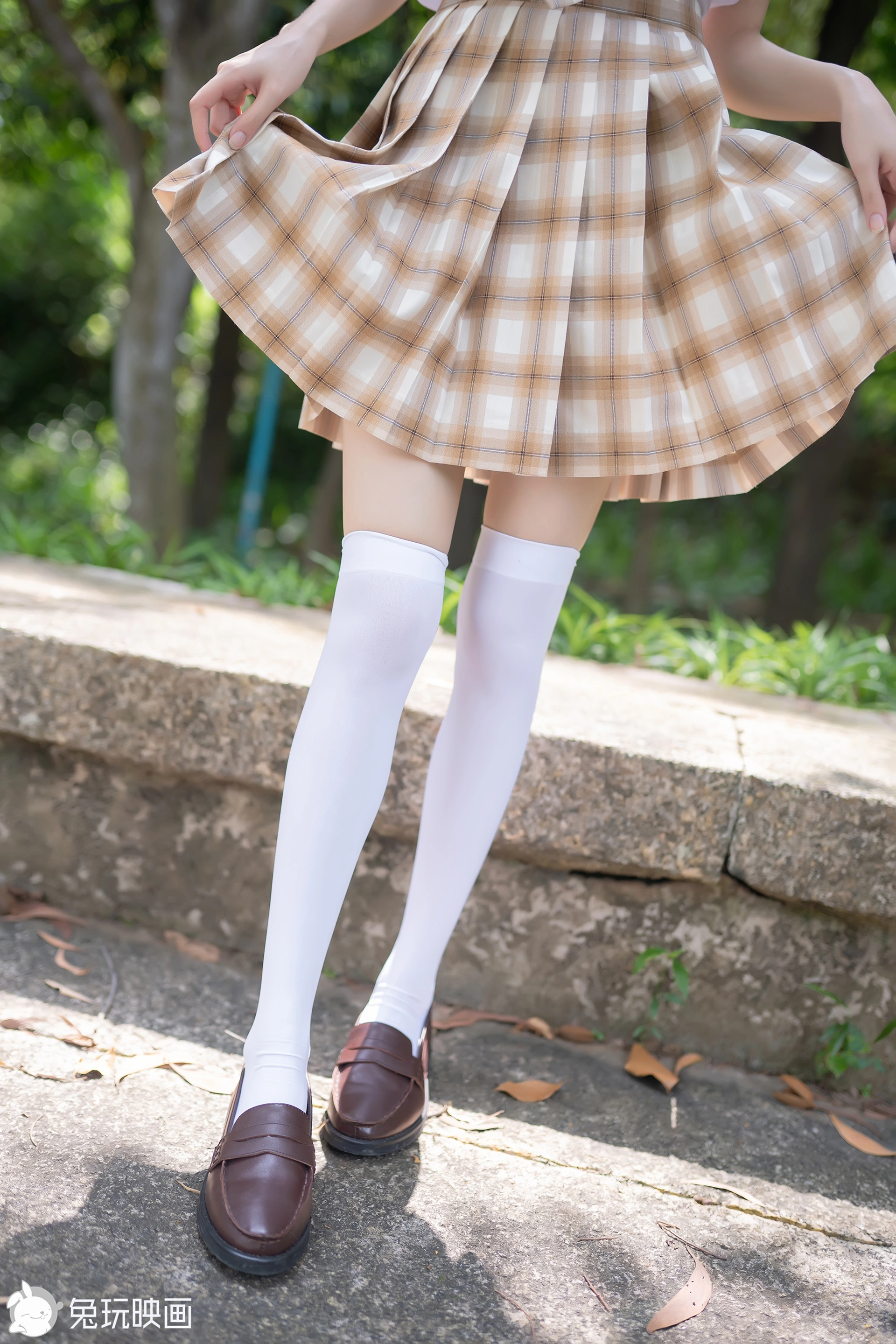 C19.006 树荫里的小细腿 [40P-104MB]