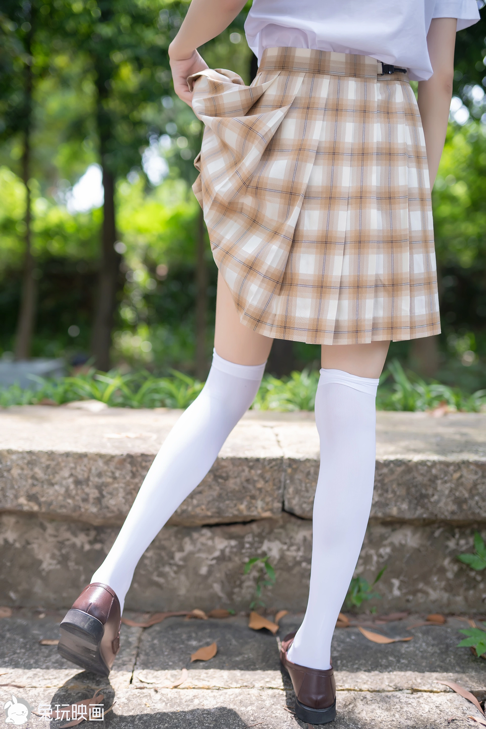 C19.006 树荫里的小细腿 [40P-104MB]