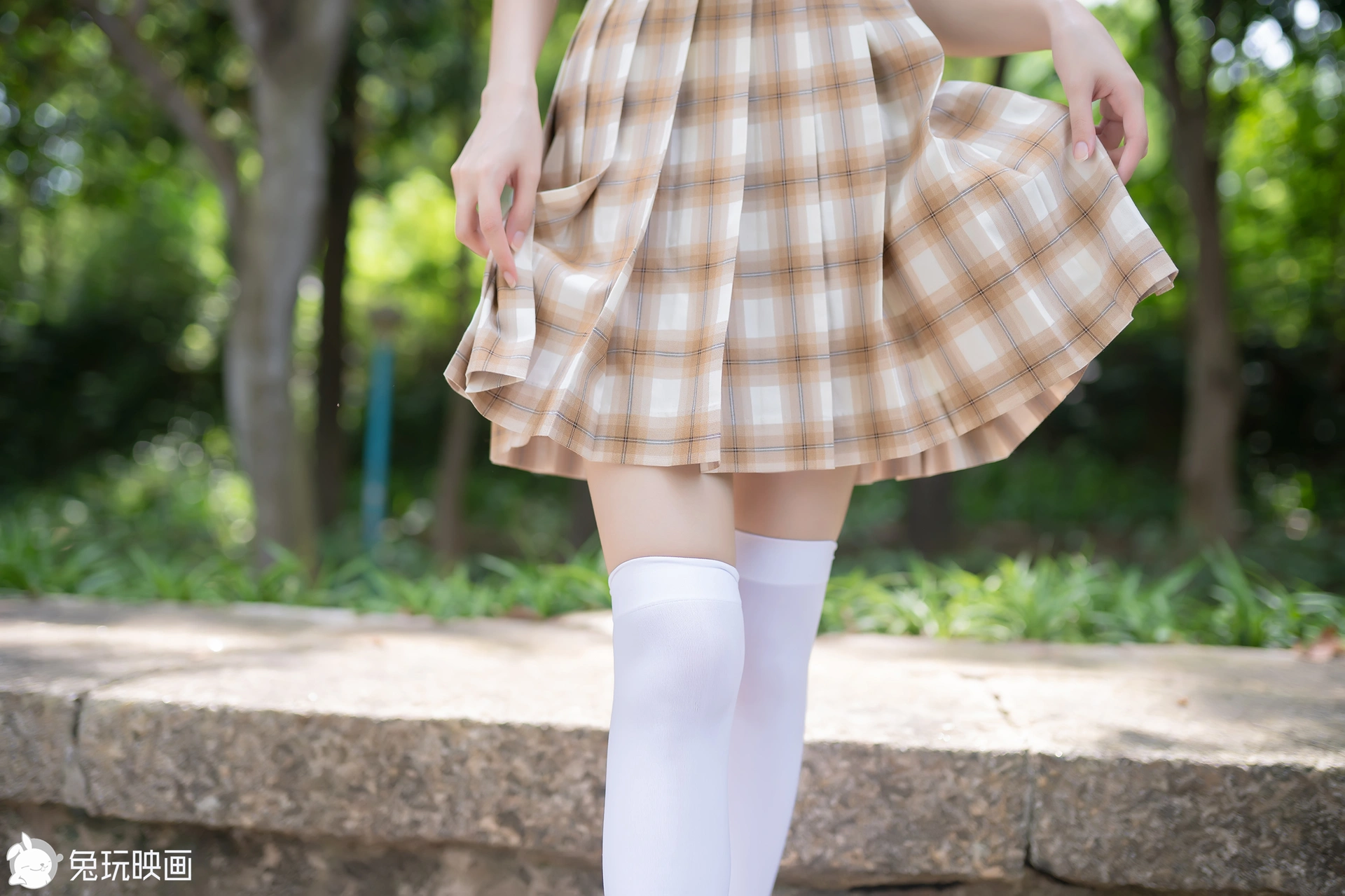 C19.006 树荫里的小细腿 [40P-104MB]
