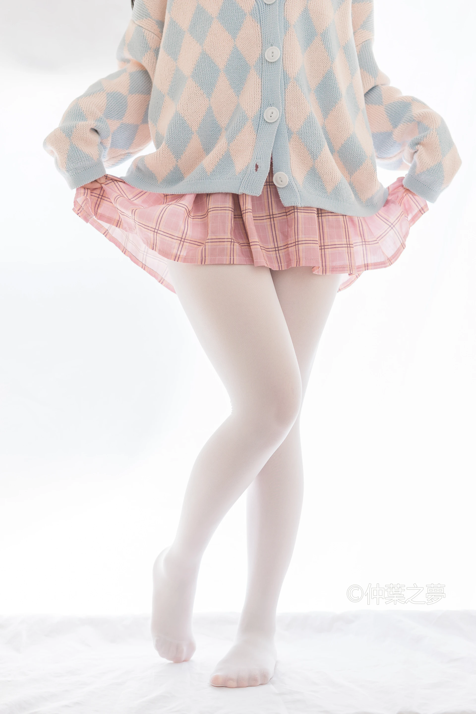 轻兰映画 Grand.007 [128P-696M]白丝, 美腿, 美足, 轻兰映画