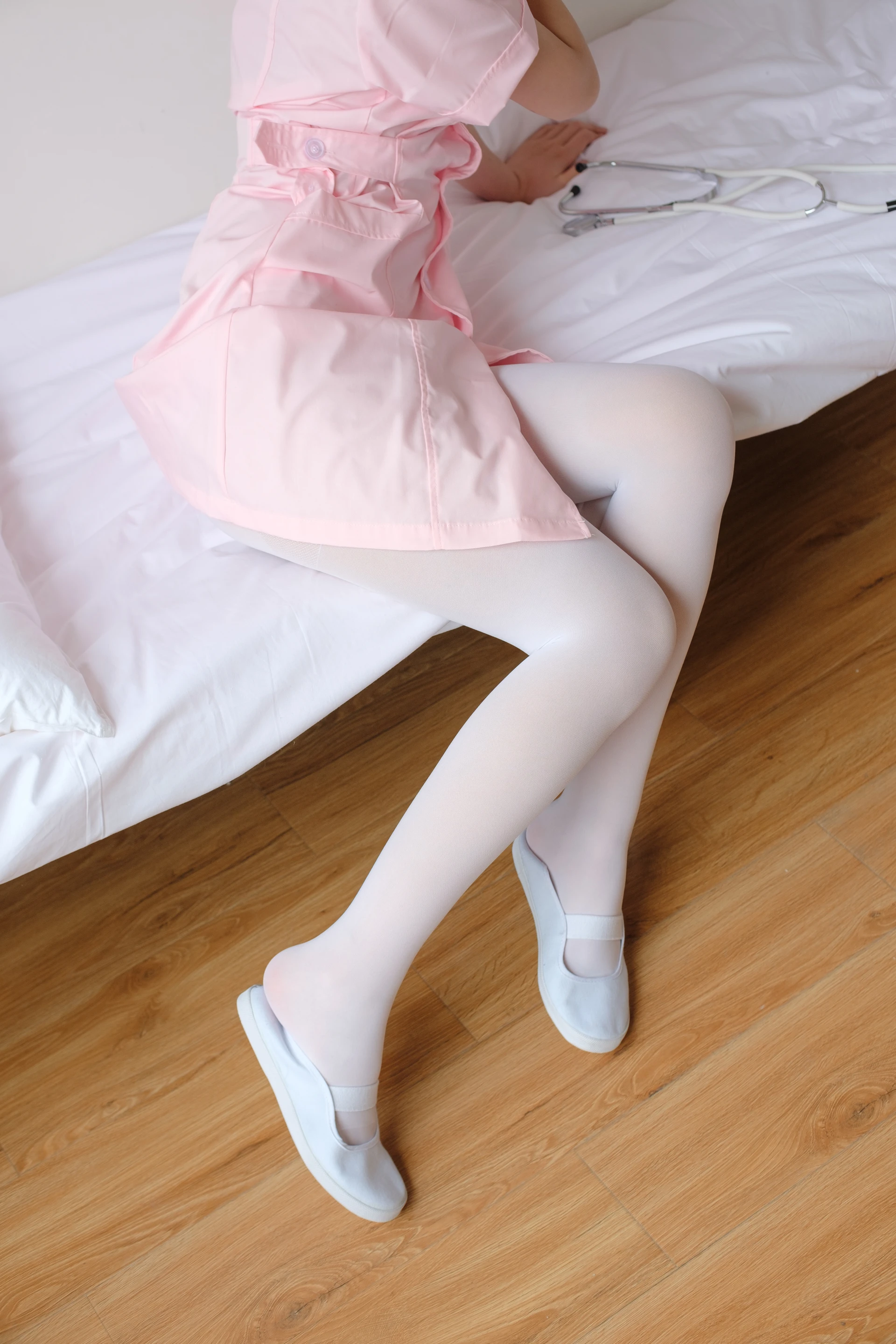 森萝财团 X-021 [167P1V-2.16G]制服, 森萝财团, 白丝, 美腿